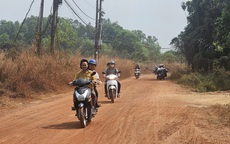 Ám ảnh với bụi đất đỏ khi đi qua đường Lò Lu ở phường Chánh Hiệp, TPHCM