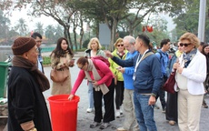 Khách tây thích thú với phong tục thả cá chép tiễn ông Công, ông Táo về trời