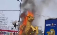 VIDEO: Linh vật ngựa bất ngờ bốc cháy tại quảng trường đông người