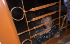 Xôn xao video học sinh lớp 1 bị cô giáo bỏ quên trong lớp học khóa cửa