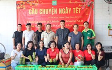 Một giám đốc gói bánh tét tặng công nhân đón Tết xa nhà