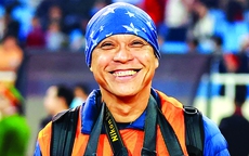 Nguyễn Á xông pha như một người lính!