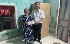“Trái tim miền Trung” trao quà Tết cho người dân vùng lũ Duy Nghĩa