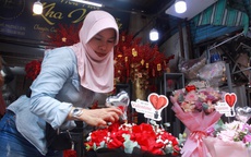 VIDEO: Valentine vào sát Tết, nhiều sạp hoa ở TPHCM đìu hiu