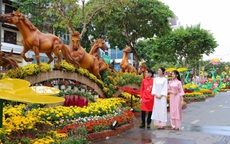 Người dân háo hức tham quan đường hoa nghệ thuật Cần Thơ trong đêm khai mạc