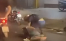 Hai người đàn ông vật lộn, đánh nhau giữa đường ở phường Chợ Quán