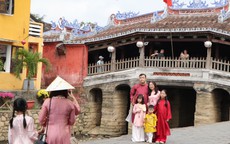 Du khách xúng xính áo dài check-in Hội An ngày 29 Tết Bính Ngọ