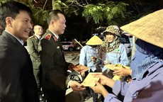 Giám đốc Công an Thanh Hóa kiểm tra trực Tết, lì xì công nhân môi trường làm nhiệm vụ