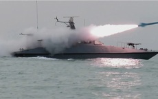 Lãnh tụ tối cao lên tiếng, Iran diễn tập phóng tên lửa ra eo biển Hormuz