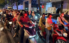 Đường phố trung tâm TPHCM "kẹt cứng" người tối mùng 2 Tết