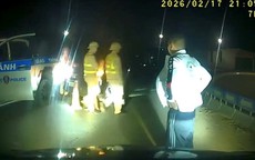 CLIP: Tài xế ô tô dừng xe giữa đường tranh cãi sau khi đã uống bia rượu