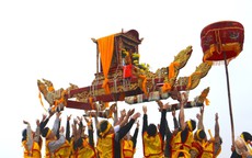 Độc đáo màn rước kiệu “bay” ở lễ hội Đền Cờn