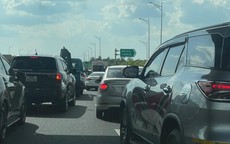 Dòng xe đổ dồn về TPHCM sau Tết, CSGT phải “đóng – mở” cao tốc liên tục