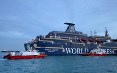 Du thuyền cháy trên đường đến Singapore; xe chở khách Trung Quốc rơi xuống hồ Baikal