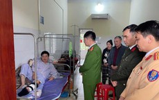 Thiếu tá công an bị kẹt tay, phải đu người theo xe ô tô của “ma men”