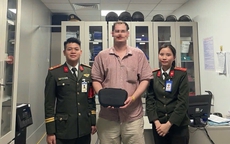 Công an Huế trả lại túi xách chứa Iphone và tiền mặt bị thất lạc cho du khách người Úc