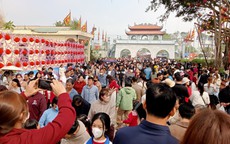 Hàng vạn du khách đổ về ngôi đền thiêng dưới chân núi Nưa xin "nước thánh"