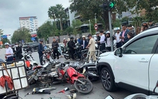 Ô tô tông hàng loạt xe máy chờ đèn đỏ, 2 người nhập viện
