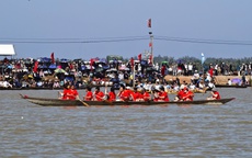 Đầm Trà Ổ "nghẹt thở" ngày mùng 5 Tết: Biển người vây kín xem đua thuyền