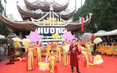 Hàng vạn du khách "đội mưa" dự khai hội Chùa Hương 2026