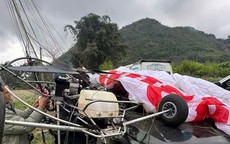 Dù lượn bất ngờ rơi trúng ô tô đang chạy trên quốc lộ