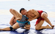 VIDEO: Mãn nhãn màn tranh tài của những nhà vô địch SEA Games với trai làng trên sới vật hội làng