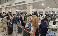 Người dân ùn ùn trở lại TPHCM, sân bay Tân Sơn Nhất đón khách kỷ lục