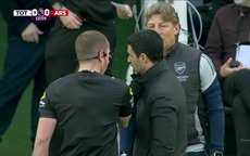 Hy hữu: “Đại chiến” Tottenham và Arsenal bị gián đoạn 2 lần