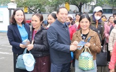 Lãnh đạo LĐLĐ tỉnh Thanh Hóa đón, lì xì công nhân trở lại làm việc sau Tết