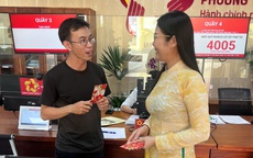 TPHCM: người dân bất ngờ nhận lì xì khi đến phường liên hệ công tác sau kỳ nghỉ Tết