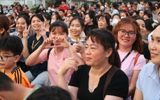 Choáng với "lộc" khai xuân: Nơi lì xì tiền trăm, nơi thưởng tới 16 tháng lương!