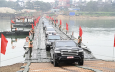 Quân đội "cắt" cầu phao qua sông Lô để bảo đảm an toàn giao thông