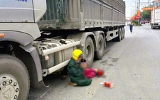 Chồng quỳ gối chắp tay bên thi thể vợ bị xe đầu kéo cán tử vong