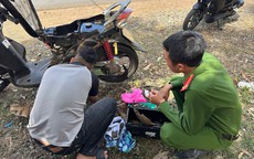 Giúp dân sửa xe giữa đường xuân, công an xã ở Gia Lai được cộng đồng khen ngợi