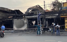 Hiện trường vụ cháy lớn cửa hàng đồ gỗ ở TPHCM