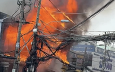 Cháy lớn cửa hàng nội thất ở TPHCM