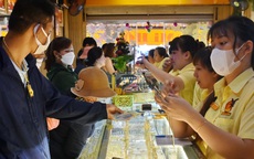 Giá vàng hôm nay 25-2: Vàng thế giới giảm mạnh