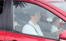 Xác minh clip người đàn ông vừa lái ô tô vừa ôm trẻ nhỏ trong lòng