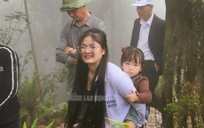 VIDEO: Người dân "đội mưa" đi quanh huyệt đạo thiêng trên đỉnh núi Nưa cầu may mắn