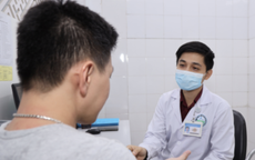 Nam sinh 18 tuổi mắc sùi mào gà sau quan hệ đường hậu môn