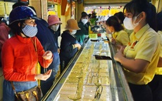 Giá vàng hôm nay 26-2: Vàng thế giới biến động mạnh