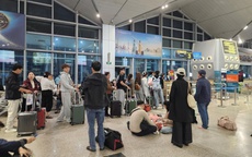 Khách bay đêm qua sân bay Tân Sơn Nhất chật kín, giá cước xe công nghệ tăng vọt