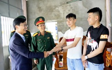 Những cặp anh em song sinh tình nguyện nhập ngũ