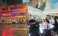 Cảnh tượng mua vàng khác lạ giữa hai "ông lớn" ngành vàng tại TPHCM trong ngày vía Thần Tài