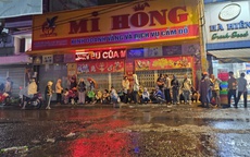 TPHCM: Người dân đội mưa từ 3 giờ sáng xếp hàng mua vàng ngày vía Thần Tài