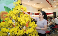 Cả ngày vía Thần Tài, khách “đua" gửi tiết kiệm để trúng tiền mặt, nhận vàng 99,99