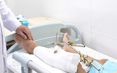 4 giờ nghẹt thở giữ lại đôi chân cho chàng trai gặp tai nạn