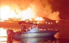 Cháy tàu du lịch chở 30 khách và 11 thuyền viên trên Vịnh Hạ Long