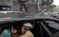Cảnh sát "đội mưa" dẫn đường, tài xế xe ôm ở TPHCM qua cơn nguy kịch