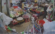 CLIP: Cô gái bất ngờ ngất xỉu sau khi tiếp xúc 2 người phụ nữ bịt mặt